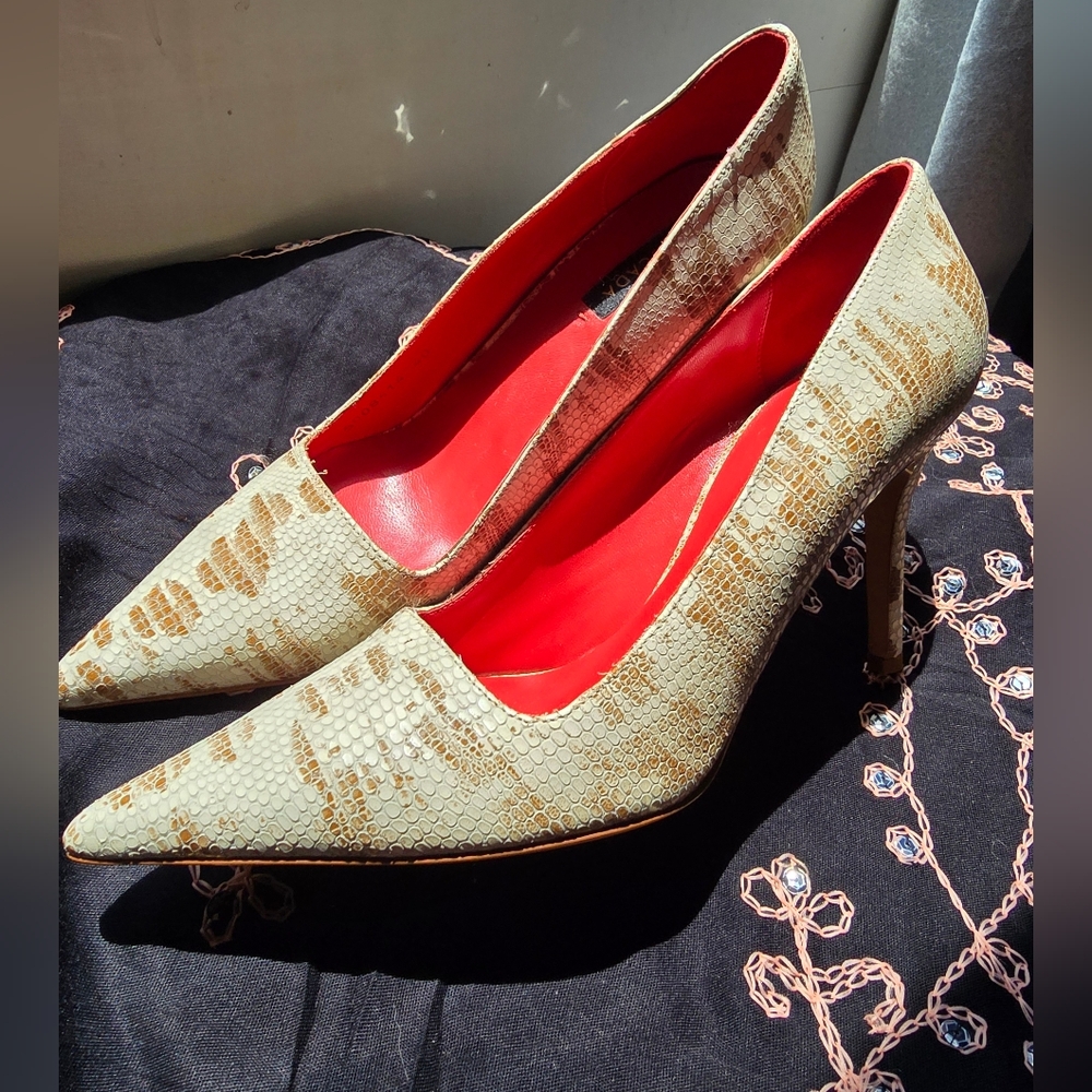 Escada Cream and Tan Heels with Textured Pointed Toe - Picture 5 of 13